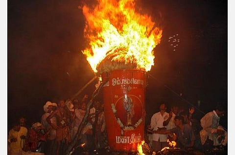 அண்ணாமலையார் கோயில் கார்த்திகை தீபத் திருவிழா நாளில் பக்தர்களை ஒதுக்கிவிட்டு விஐபிக்களை வரவேற்க ஏற்பாடுகள் தீவிரம்: ஆன்மிகவாதிகளும் பக்தர்களும் கடும் கண்டனம்