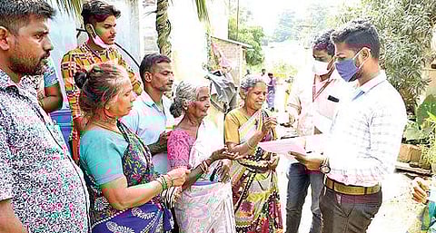 வேலூர் காகிதப்பட்டரை பகுதி மலையடிவார குடியிருப்பில் வசிப்பவர்கள் குறித்து கணக்கெடுப்பு பணியில் ஈடுபட்ட வருவாய் துறையினர்.