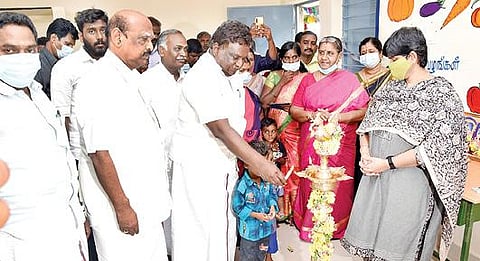 அரியலூர் மாவட்டம் ரெட்டிபாளையம் கிராமத்தில் நேற்று அங்கன்வாடி மையக்கட்டிடத்தை திறந்து வைத்து குத்துவிளக்கு ஏற்றுகிறார் மாநில பிற்படுத்தப்பட்டோர் நலத்துறை அமைச்சர் எஸ்.எஸ்.சிவசங்கர். உடன் ஆட்சியர் பெ.ரமண சரஸ்வதி, எம்எல்ஏ கு.சின்னப்பா.