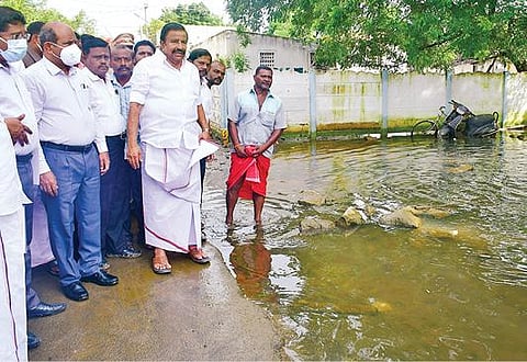திருச்சி வயலூர் சாலை வினோபா நகரில் தேங்கியுள்ள மழைநீரை வெளியேற்றும் பணியை நேற்று பார்வையிடுகிறார் அமைச்சர் கே.என்.நேரு.  உடன், மாவட்ட ஆட்சியர் சு.சிவராசு உள்ளிட்டோர்.படம்: எம்.நாத்