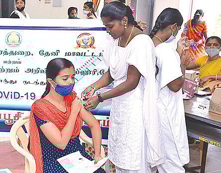 தேனி நாடார் சரசுவதி கலை மற்றும் அறிவியல் கல்லூரியில் மாணவியருக்கு கரோனா தடுப்பூசி செலுத்தப்பட்டது.