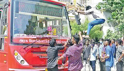 தமிழ்நாடு பாலிடெக்னிக் கல்லூரி அருகே ஆர்ப்பாட்டம் செய்த மாணவர்கள். (வலது) மன்னர் கல்லூரி எதிரே ஆர்ப்பாட்டம் செய்த மாணவர்கள் பேருந்தில் ஏறி ரகளை செய்தனர். படங்கள்: எஸ்.கிருஷ்ணமூர்த்தி