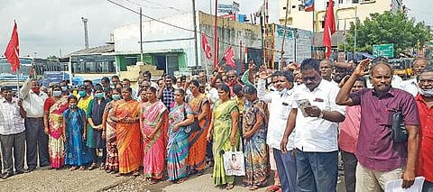 கடலூரில் அரசு போக்குவரத்துக்கழக தொழிலாளர்கள் குடும்பத்துடன்  ஆர்ப்பாட்டத்தில் ஈடுபட்டனர்.