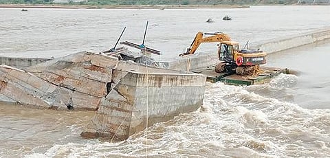 வெடி வைத்து தகர்க்கப்பட்ட தளவானூர் தடுப்பணை இடிபாடுகளை அகற்றுவதில் சிக்கல் நீடித்து வருகிறது.