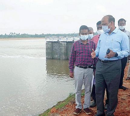 நெல்லிக்குப்பம் அருகே  விஸ்வநாதபுரம் பெண்ணையாற்று தடுப்பணையை ஆட்சியர் கி.பாலசுப்ரமணியம் பார்வை யிட்டார்.