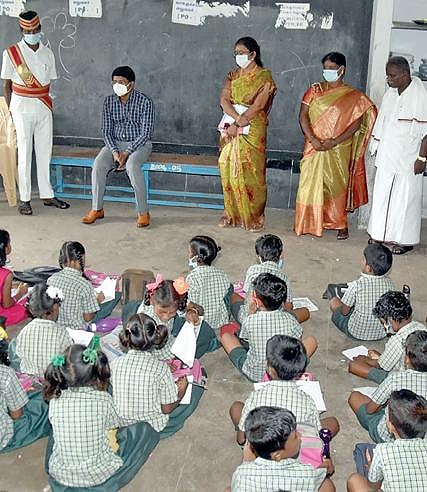 கண்டாச்சிபுரம் அருகே  க.பில்ராம்பட்டு   அரசினர் உயர்நிலைப்பள்ளியில் மாணவர்களுக்கு பாடம் நடத்திய ஆட்சியர் மோகன்.