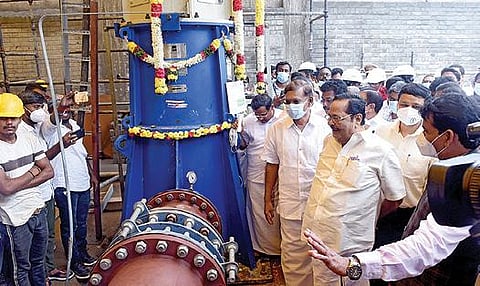 மேட்டூர் உபரிநீர் திட்ட நீரேற்று நிலையத்தில் நீர்வளத் துறை அமைச்சர் துரைமுருகன் ஆய்வு செய்தார். உடன், கூடுதல் தலைமைச் செயலர் (நீர்வளத் துறை) சந்தீப் சக்சேனா உள்ளிட்டோர். படம்: எஸ்.குரு பிரசாத்