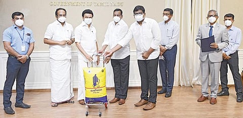 தமிழ்நாடு சிமென்ட்ஸ் கழகத்தின் உயர்தர புதிய ரக ‘வலிமை’ சிமென்ட்டை முதல்வர் ஸ்டாலின் சென்னை தலைமைச் செயலகத்தில் நேற்று அறிமுகப்படுத்தினார். உடன் தொழில் துறை அமைச்சர் தங்கம் தென்னரசு, துறை செயலர் ச.கிருஷ்ணன், தமிழ்நாடு சிமென்ட்ஸ் கழகத்தின் நிர்வாக இயக்குநர் அனில் மேஷ்ராம் உள்ளிட்டோர்.