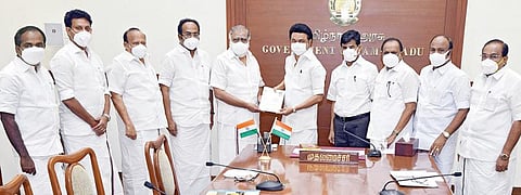 டெல்டா மாவட்டங்களில் மழை வெள்ளத்தால் ஏற்பட்ட பயிர்ச்சேதம் குறித்து ஆய்வு செய்ய 7 அமைச்சர்கள் கொண்ட குழு அமைக்கப்பட்டது. இக்குழு பயிர்ச்சேத விவரங்களை ஆய்வு செய்து, அதுகுறித்த அறிக்கையை தலைமைச் செயலகத்தில் முதல்வர் மு.க.ஸ்டாலினிடம் குழுவின் தலைவரான அமைச்சர் ஐ.பெரியசாமி நேற்று வழங்கினார். அருகில் அமைச்சர்கள் எம்ஆர்கே பன்னீர்செல்வம், தங்கம் தென்னரசு, ரகுபதி, பெரியகருப்பன், சக்கரபாணி, அன்பில் மகேஸ் பொய்யாமொழி, மெய்யநாதன், தலைமைச் செயலாளர் வெ.இறையன்பு ஆகியோர் உள்ளனர்.