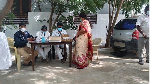 சோளிபாளையம் பகுதியில் மாநகர சுகாதாரத்துறை சார்பில் நடந்த மருத்துவ முகாம். 