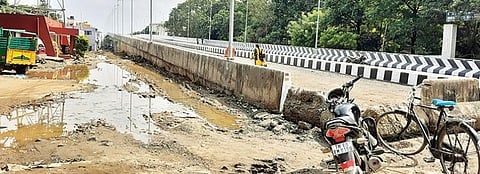 திருவண்ணாமலை ரயில்வே மேம்பாலத்தின் அருகே சர்வீஸ் சாலை அமைக்கும் பணி முடிவடையாமல் உள்ளது.