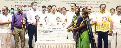 காட்பாடியில் நடைபெற்ற மாவட்ட அளவிலான அனைத்திந்திய கூட்டுறவு வார விழாவில் வங்கி கடன் உதவிகளை வழங்கிய அமைச்சர்கள் துரைமுருகன், காந்தி. அருகில், மாவட்ட ஆட்சியர்கள் பாஸ்கர பாண்டியன், குமாரவேல் பாண்டியன், நாடாளுமன்ற உறுப்பினர்கள் ஜெகத்ரட்சகன், கதிர் ஆனந்த், சட்டப்பேரவை உறுப்பினர்கள் ஏ.பி.நந்தகுமார், கார்த்திகேயன் உள்ளிட்டோர். படம்: வி.எம்.மணிநாதன்.