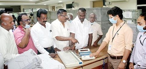 திருநெல்வேலியில் நகர்ப்புற உள்ளாட்சி தேர்தலுக்காக வாக்குப்பதிவு இயந்திரங்கள் சரிபார்க்கும் பணி அங்கீகரிக்கப்பட்ட அரசியல் கட்சியினர் முன்னிலையில் நடைபெற்றது.