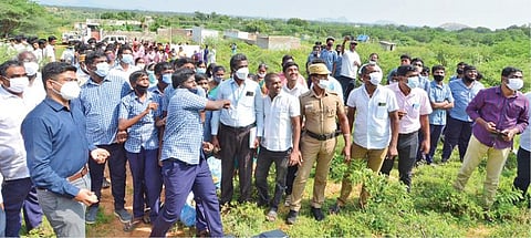 ஏர்வாடி மலைப்பகுதியில் விதை பந்துகள் வீசும் பணியை மாவட்ட ஆட்சியர் வே. விஷ்ணு தொடங்கி வைத்தார்.