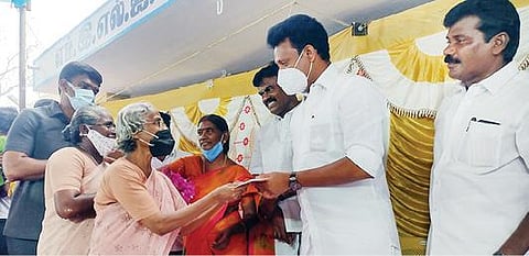 திருச்சி கொட்டப்பட்டில் நேற்று பொதுமக்களிடம் கோரிக்கை மனுவைப் பெறுகிறார் அமைச்சர் அன்பில் மகேஸ் பொய்யாமொழி.படம்: ஜெ.ஞானசேகர்