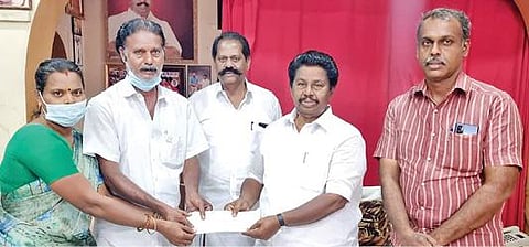 மாணவியின் பெற்றோரிடம் நேற்று ரூ.5 லட்சத்துக்கான காசோலையை வழங்குகிறார் எம்எல்ஏ சாக்கோட்டை க.அன்பழகன்.