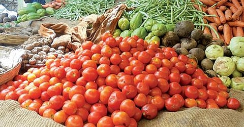 விழுப்புரத்தில் காய்கறிக்கடையில் விற்பனைக்கு வைக்கப்பட்டுள்ள தக்காளி மற்றும் காய்கறிகள்.