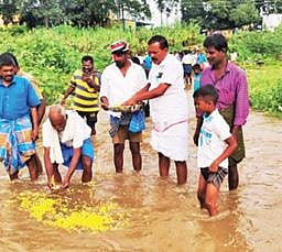 மார்கண்டேய நதியில் 4 ஆண்டு களுக்குப் பிறகு தண்ணீர் செல்வதால் மலர் தூவி வரவேற்ற விவசாயிகள்.