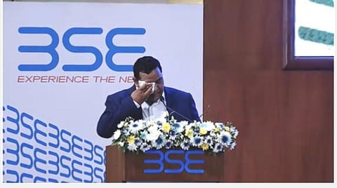 கண்ணீர் விட்டு அழும் பேடிஎம் நிறுவனர் விஜய் சேகர் சர்மா- படம் ட்விட்டர்