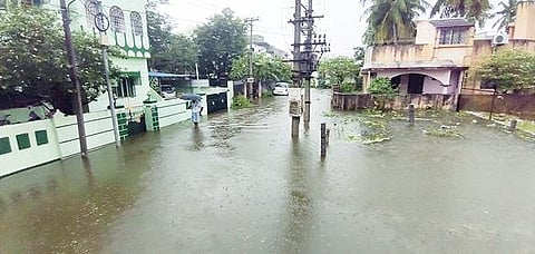 கால்வாயில் ஆக்கிரமிப்பால் பேங்க் நகர் பகுதியில் குடியிருப்புகளை சூழ்ந்துள்ள  வெள்ளநீர். படம்: வி.எம்.மணிநாதன்.