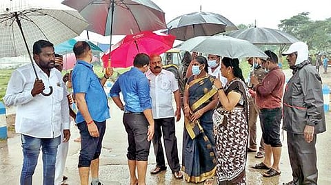 ஆம்பூர் அடுத்த வெங்கடசமுத்திரம் ஏரி நிரம்பி உபரி நீர் வெளியேறியதை தொடர்ந்து அங்கு ஆய்வு செய்த மாவட்ட ஆட்சியர் அமர் குஷ்வாஹா.