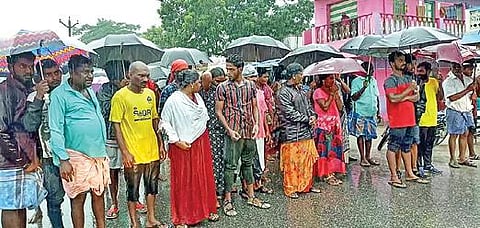 திருப்பத்தூர் நகராட்சி நிர்வாகத்தை கண்டித்து நேற்று சாலை மறியலில் ஈடுபட்ட பொதுமக்கள்.