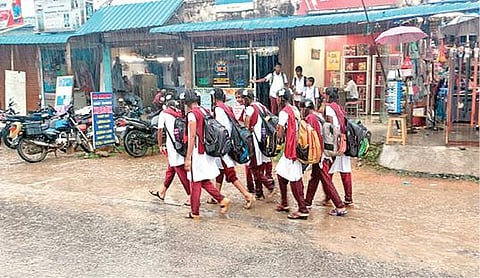 திருப்பத்தூர் மாவட்டத்தில் நண்பகல் 1 மணிக்கு பிறகு பள்ளிகளுக்கு விடுமுறை அறிவிக்கப்பட்டதால், கனமழையில் சிக்கிய மாணவர்கள் நனைந்தபடி வீடு திரும்பினர்.