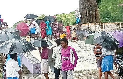 தி.மலை மாவட்ட ஆட்சியர் அலுவலகம் எதிரே உள்ள வேங்கிக்கால் ஏரியில் இருந்து வெளியேறும் தண்ணீர் வேலூர் சாலையில் பெருக்கெடுத்து ஓடுகிறது. அடுத்த  படம் : சேத்துப்பட்டு அடுத்த நெடுங்குணம் பூமால் செட்டிகுளம் நிரம்பி வெளியேறும் தண்ணீரை காண குவிந்த பொதுமக்கள்.