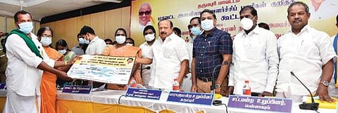 தருமபுரி ஆட்சியர் அலுவலகத்தில் பயனாளிகளுக்கு நலத்திட்டங்களை வழங்கிய தமிழக வேளாண் மற்றும் உழவர் நலத்துறை அமைச்சர் எம்.ஆர்.கே.பன்னீர்செல்வம். அருகில், மாவட்ட ஆட்சியர் திவ்யதர்சினி உள்ளிட்டோர்.