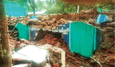 தொடர் மழையால் நெய்வேலி அருகே வானதிராயபுரம் கிராமத்தில் உள்ள ஊராட்சி ஒன்றிய தொடக்கப்பள்ளி கட்டிடம் இடிந்து விழுந்துள்ளது.