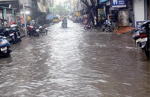 சென்னை திருவல்லிக்கேணி நெடுஞ்சாலையில் உள்ள சி.என்.கிருஷ்ணசாமி  தெருவில் தேங்கிய மழைநீர்.படம்: க.பரத்