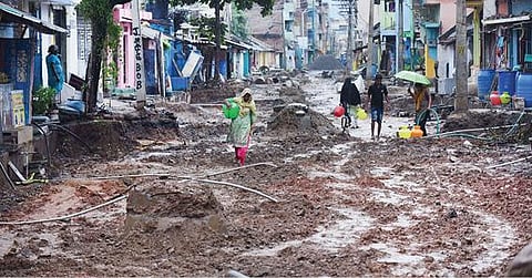 சேலம் அம்மாப்பேட்டை புதுரோடு பகுதி சாலையில் பாதாள சாக்கடை திட்டப்பணிகள் முடிந்த நிலையில், சாலை சீரமைக்கும் பணி தொய் வடைந் துள்ளது. இதனால், தொடர் மழைக்கு அச்சாலை சேரும் சகதியுமாக மாறியுள்ளதால், பொதுமக்கள் சிரமத்துக்குள்ளாகி வருகிறனர்.          படம்: எஸ்.குரு பிரசாத்