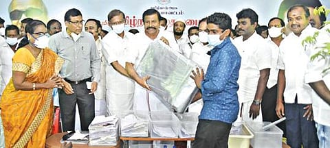 சேலம் மாவட்டம் ஓமலூரில் நடந்த சிறப்பு முகாமில், பயனாளிகளுக்கு நகராட்சி நிர்வாகத்துறை அமைச்சர் கே.என். நேரு நலத்திட்ட உதவிகளை வழங்கினார். உடன் ஆட்சியர் கார்மேகம், எம்பி பார்த்திபன் உள்ளிட்டோர்.