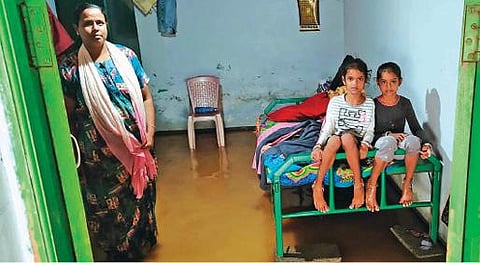 டிஎம்எப் சுரங்கப்பாதையில் தேங்கிய தண்ணீரில் சிக்கிய கார்.