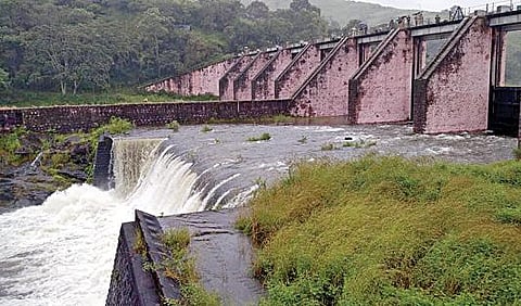 முல்லை பெரியாறு அணையில் இருந்து கேரளப் பகுதிக்கு செல்லும் நீர்.