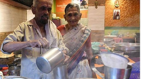 மனைவி மோகனாவுடன் விஜயன்.