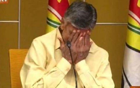 சட்டப்பேரவையில் கண்ணீர் விட்டு அழுத சந்திரபாபு நாயுடு | படம்: ஏஎன்ஐ.