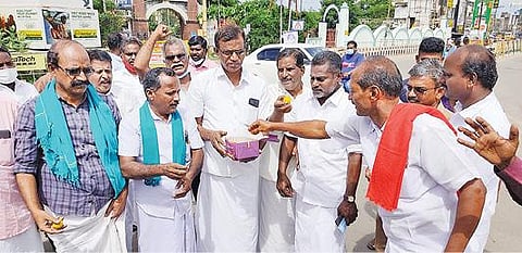 வேளாண் சட்டங்களை ரத்து செய்வதாக மத்திய அரசு அறிவித்ததையொட்டி தஞ்சாவூரில் நேற்று பொதுமக்களுக்கு இனிப்புகளை வழங்கி கொண்டாடிய அகில இந்திய விவசாயிகள் போராட்டக்குழுவினர்.