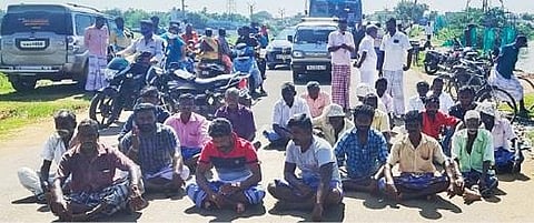 காளையார்கோவில் அருகே மறவமங்கலத்தில் மறியலில் ஈடுபட்ட பால்குளம் கிராம மக்கள்.