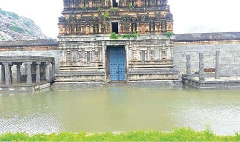 செஞ்சி அருகே சத்தியமங்கலத்தில் உள்ள பாலத்தின் மேல் வெள்ளம் புகுந்ததால் திருவண்ணாமலைக்கு செல்லும் போக்குவரத்து தடைபட்டது.