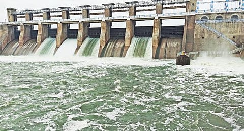 கிருஷ்ணகிரி அணையில் இருந்து பிரதான மதகுகள் வழியாக தண்ணீர் திறக்கப்பட்டதால் தென்பெண்ணையாற்றில் சீறிப் பாய்ந்து செல்லும் தண்ணீர்.   அடுத்த படம்: கிருஷ்ணகிரி அணை இணைப்புச்சாலையில் தண்ணீர் பெருக்கெடுத்து ஓடியதால் வாகனங்கள் நீந்தியபடி சென்றன.             படங்கள்: எஸ்.கே.ரமேஷ்