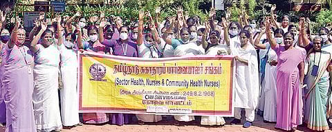 ஊக்க ஊதியம் வழங்க வேண்டும் என்பது உள்ளிட்ட கோரிக்கைகளை வலியுறுத்தி, கோவை மாவட்ட ஆட்சியர் அலுவலக வளாகத்தில் நேற்று ஆர்ப்பாட்டம் நடத்திய  செவிலியர்கள்.    படம்: ஜெ.மனோகரன்