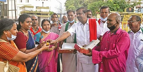 வேளாண் திருத்த சட்டங்களை திரும்பப்பெறும் மத்திய அரசின் முடிவை வரவேற்று -  கோவை, திருப்பூரில் இனிப்புகள் வழங்கி விவசாயிகள் உற்சாகம்  :