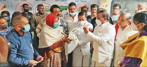 இரு மாநில தேர்தலை கருத்தில் கொண்டு மூன்று வேளாண் சட்டங்கள் வாபஸ் :  நீலகிரி எம்.பி. ஆ.ராசா கருத்து