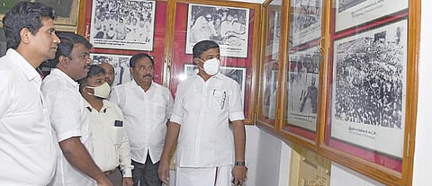 சென்னை தியாகராய நகரில் உள்ள காமராஜர் நினைவு இல்லத்தை செய்தித் துறை அமைச்சர் மு.பெ.சாமிநாதன் நேற்று பார்வையிட்டு ஆய்வு செய்தார். உடன் எழிலன் எம்எல்ஏ, செய்தி, மக்கள் தொடர்புத் துறை இயக்குநர் வீ.ப.ஜெயசீலன் உள்ளிட்டோர்.