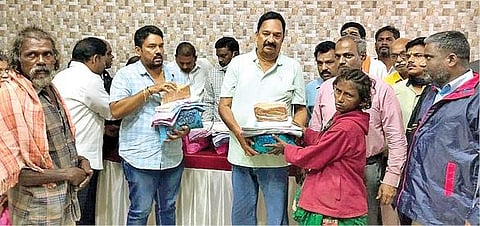 ராணிப்பேட்டையில் திருமண மண்டபத்தில் தங்க வைக்கப்பட்டுள்ள குடும்பத்தினர் களுக்கு நிவாரண பொருட்களை வழங்கிய அமைச்சர் ஆர்.காந்தி. அருகில், மாவட்ட ஆட்சியர் பாஸ்கர பாண்டியன் உள்ளிட்டோர்.