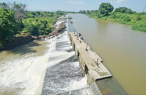 திருநெல்வேலி அருகே சுத்தமல்லி தடுப்பணையில் பாய்ந்தோடும் தண்ணீர். படம்: மு.லெட்சுமி அருண்.
