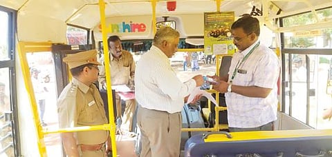 தென்காசியில் பள்ளி வாகனங்களை ஆய்வு செய்யும் பணி நடைபெற்றது.