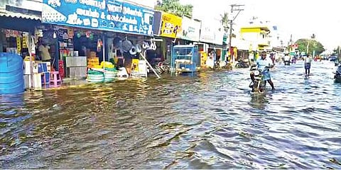 தொடர் மழையால், சேலத்தாம்பட்டி ஏரி நிரம்பி உபரிநீர் சிவதாபுரம் பகுதி சாலையில் சூழ்ந்தது. இதனால், வாகன ஓட்டிகள் சிரமத்துக்குள்ளாகினர்.