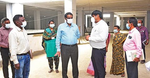 மதுரை ஸ்மார்ட் சிட்டி பெரியார் பேருந்து நிலைய பணிகளை பார்வை யிட்ட நகராட்சிகள் நிர்வாக இயக்குநர் பா.பொன்னையா. அருகில் மாநகராட்சி ஆணையர் கார்த்திகேயன். படம்: எஸ். கிருஷ்ணமூர்த்தி